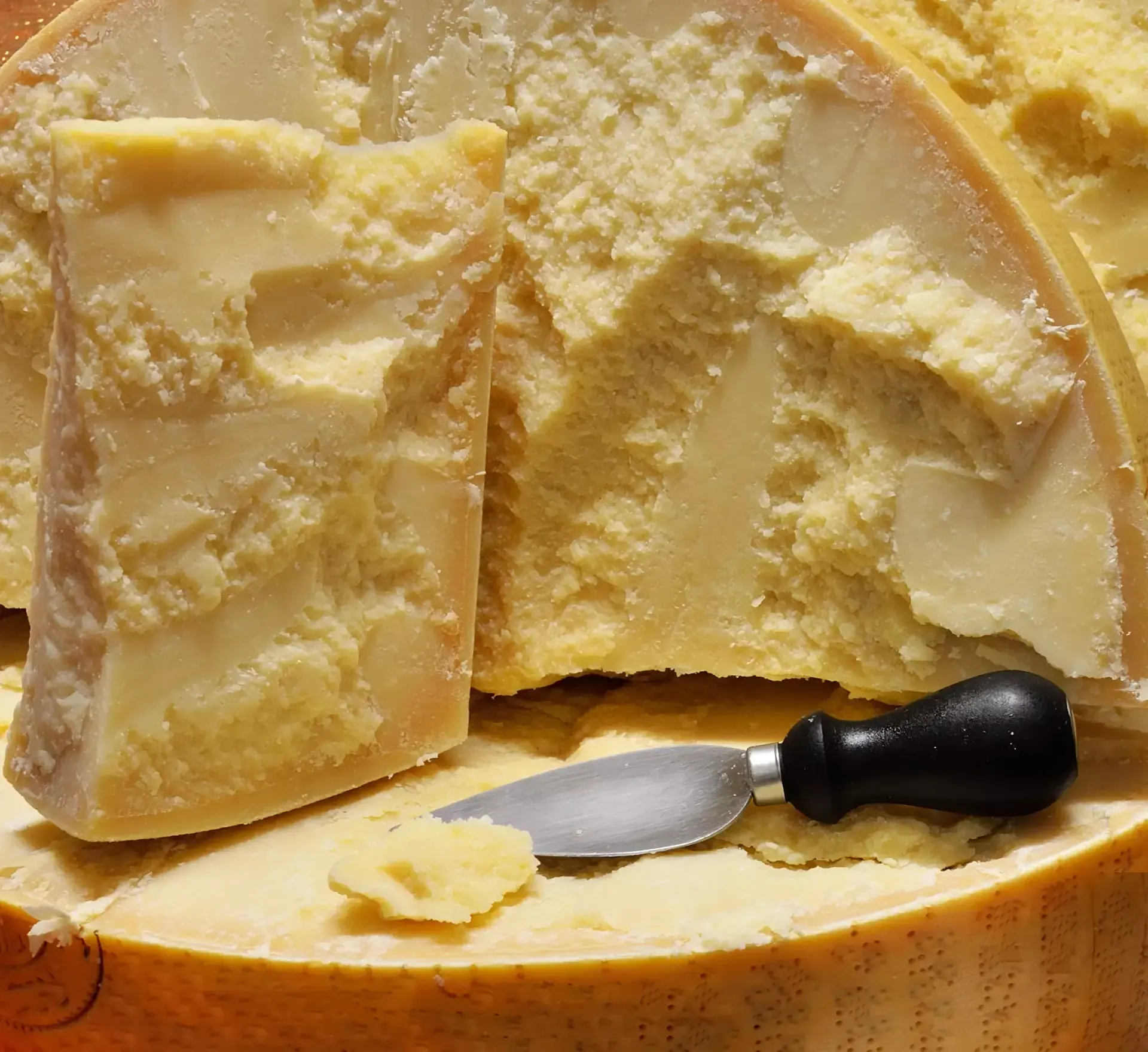 Parmigiano Reggiano DOP - Prodotto di Montagna - 24 Mesi - Mezza Forma + 3 Coltellini - Image 6