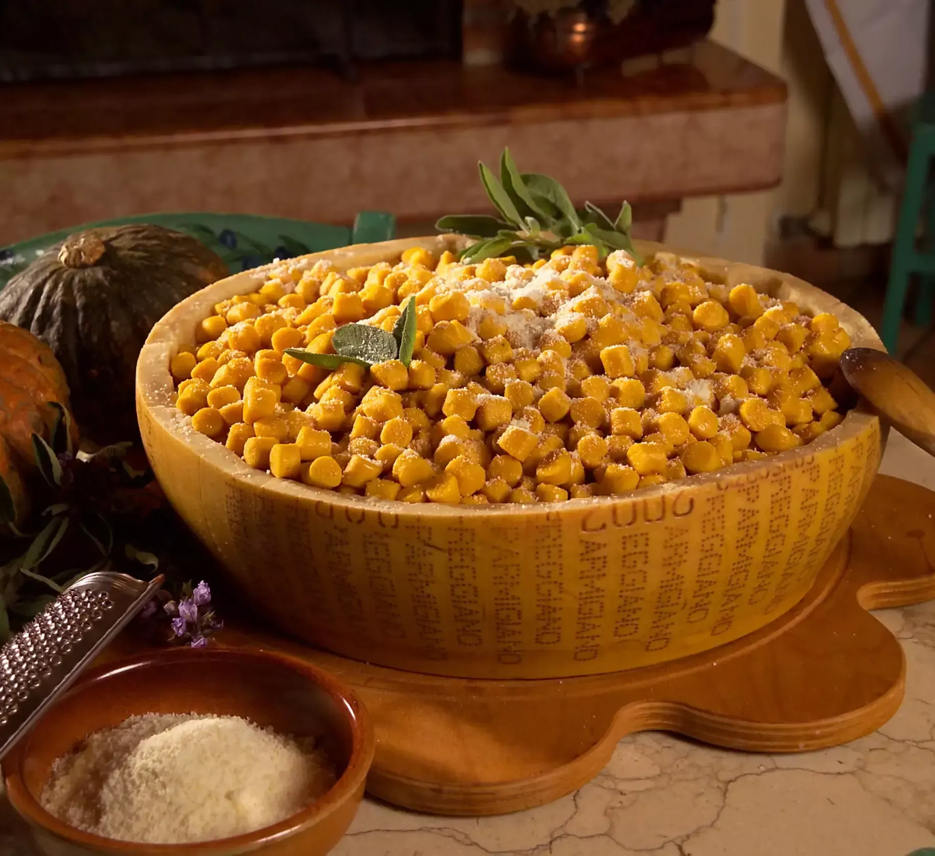 Parmigiano Reggiano DOP - Prodotto di Montagna - 24 Mesi - Mezza Forma + 3 Coltellini - Image 8