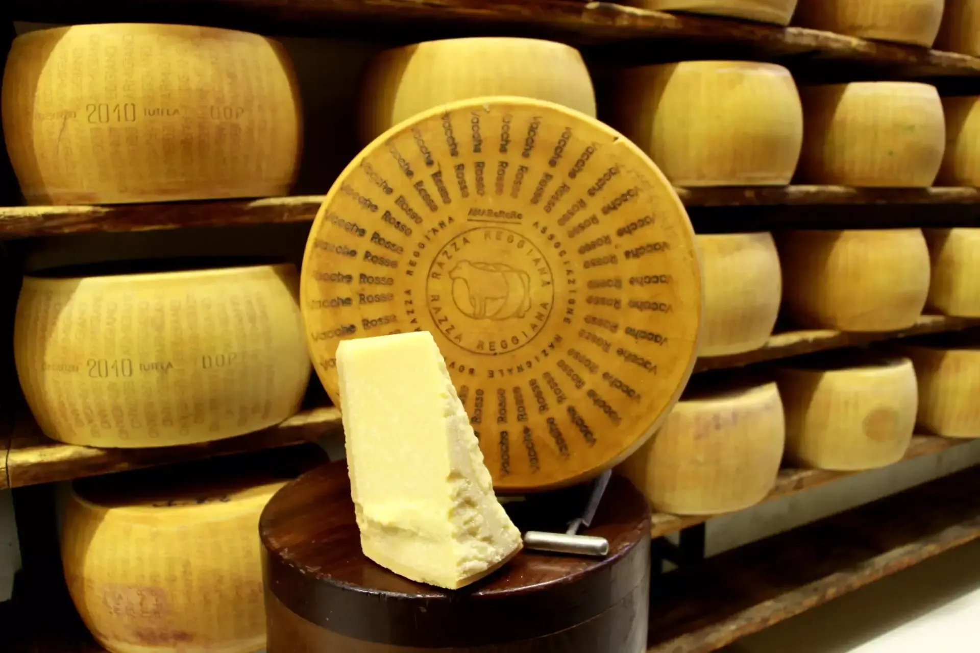 Parmigiano Reggiano DOP - Vacche Rosse - 24 Mesi - Forma Intera - Image 4